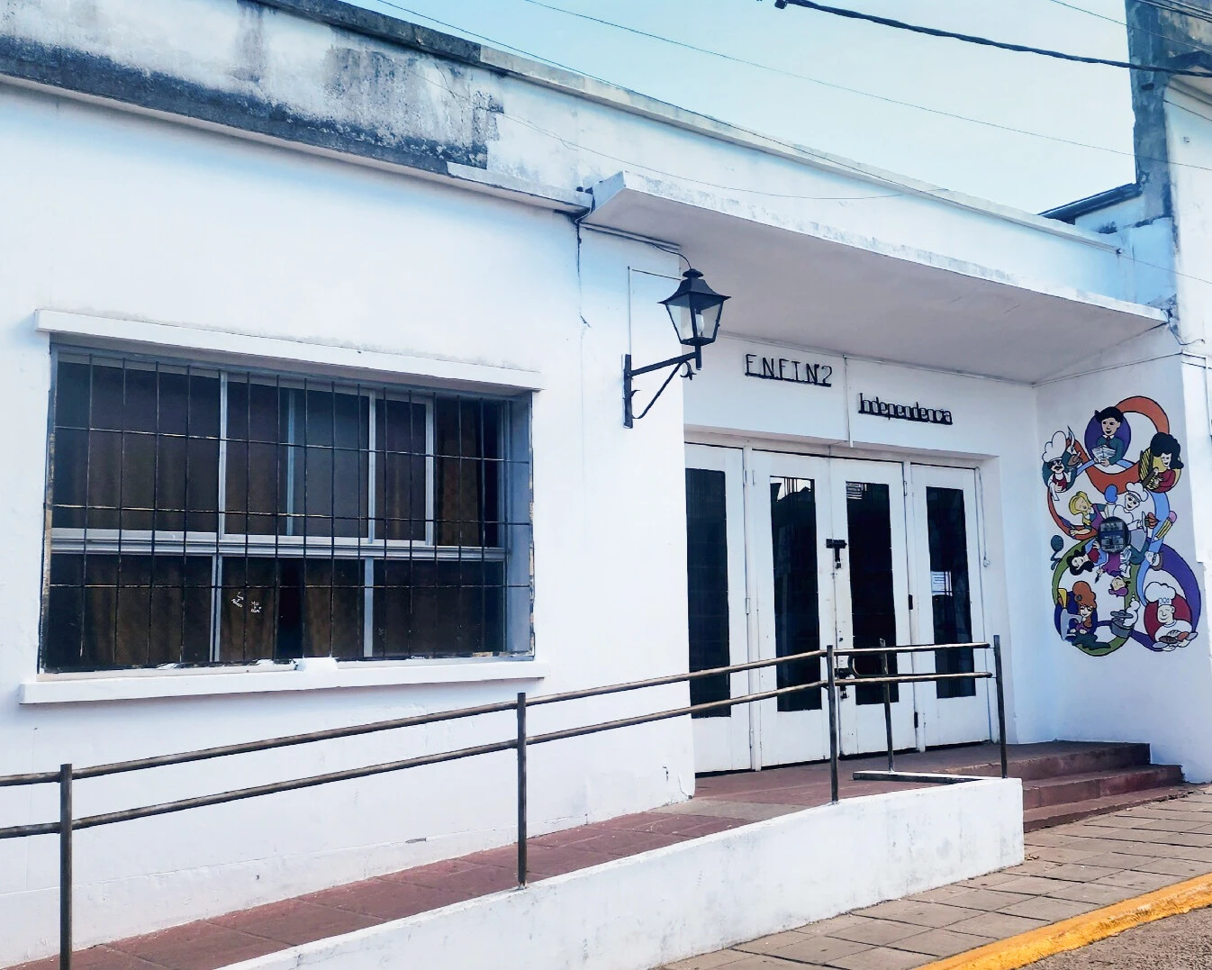 Imagen del frente de la escuela.